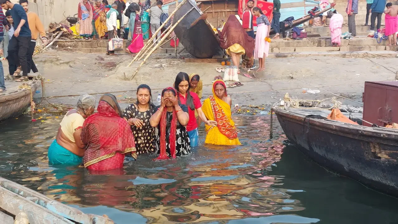Persone fanno un giro in barca sul fiume durante una passeggiata in India.