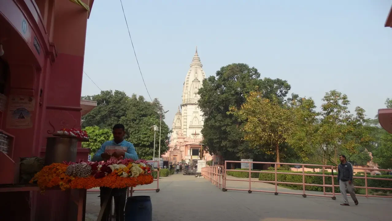Vista del tempio Shree Vishwanath a Varanasi, India.