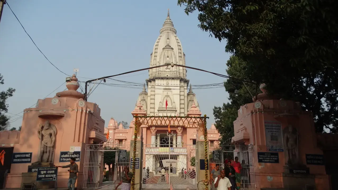 Ingresso monumentale del tempio Shree Vishwanath a Varanasi, India.
