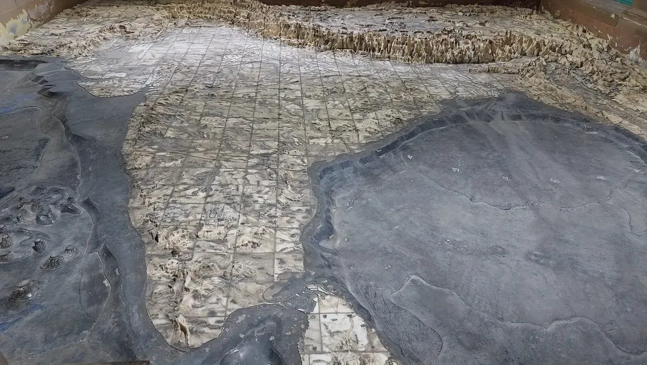 Vista del sito archeologico di Varanasi con resti di un tempio antico visibili nella terra battuta.