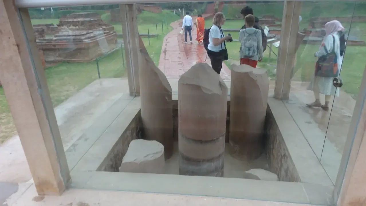 Vista di una stupa in pietra all'interno di un museo in India.