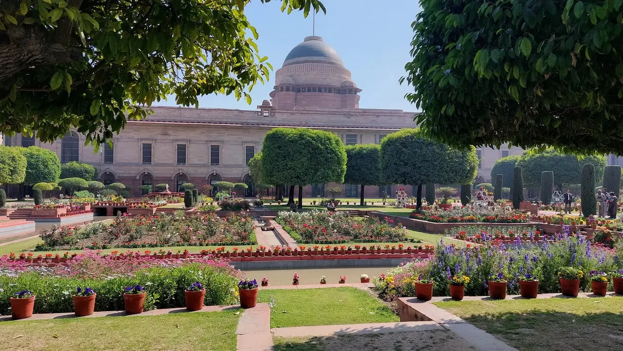 Giardini Mughal a Delhi mostrano una vista ampia e curata.
