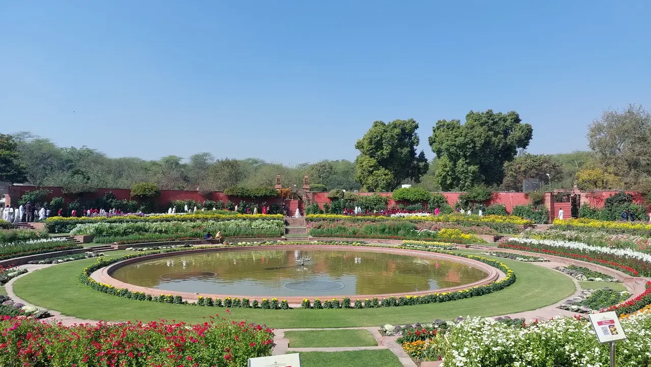 Giardini Mughal simmetrici e bellissimi in India con canali d'acqua e aiuole di fiori.