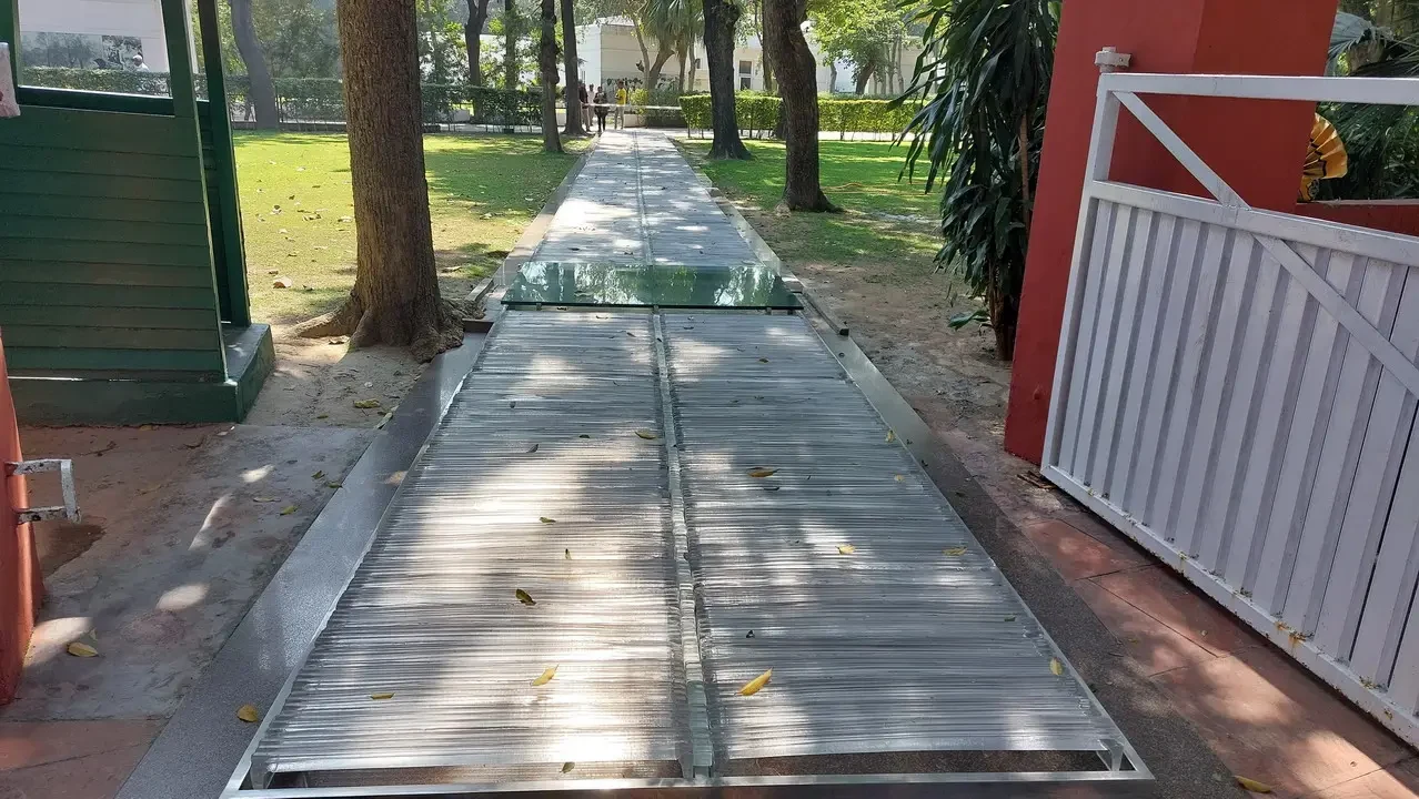 Sentiero pedonale verde nel parco di Delhi.