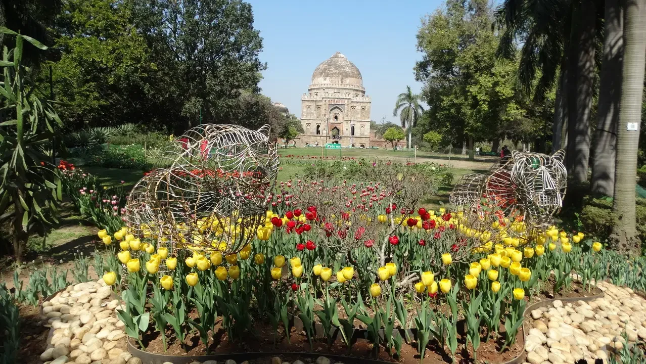 Giardini di Lodi a Delhi con un edificio in pietra al centro.