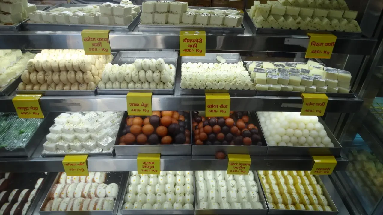 Una galleria di cibo indiano esposta in una bancarella.