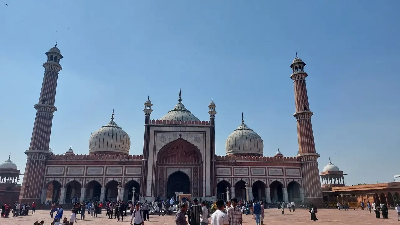 Vista della Jama Masjid a Delhi con i suoi minareti e le cupole.