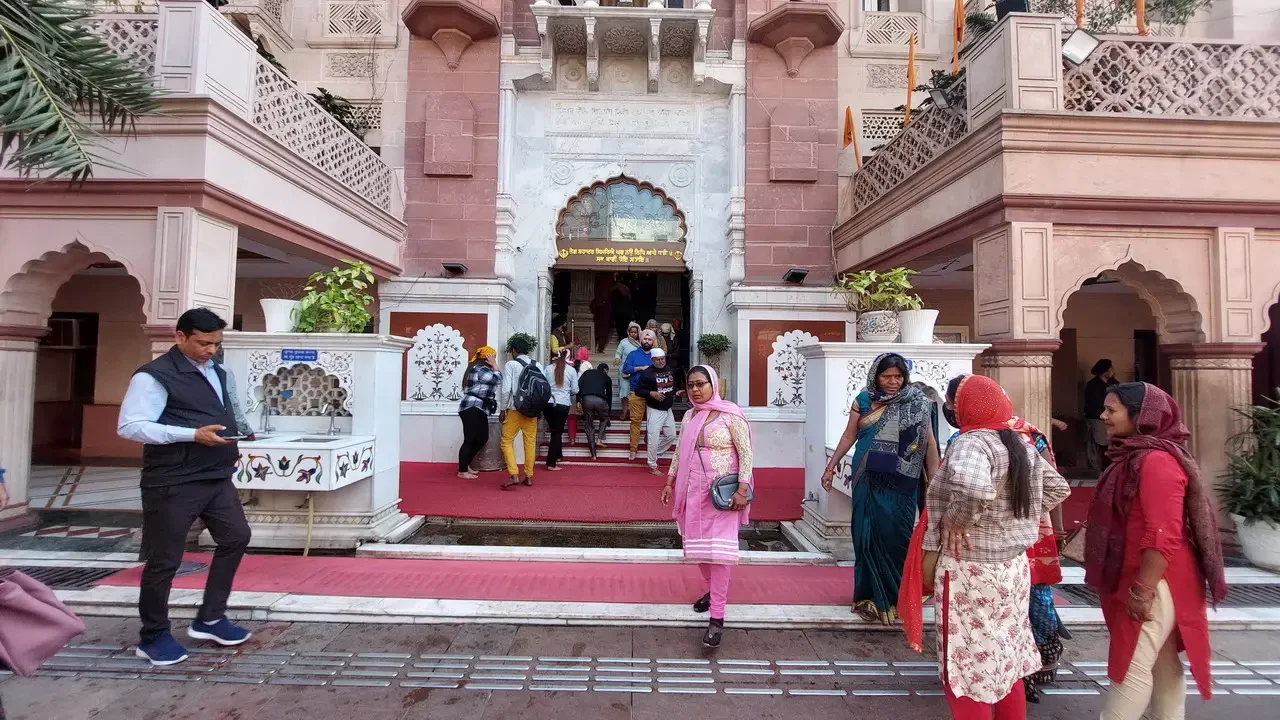 Esterno del tempio Digambare Jain a Delhi, India.