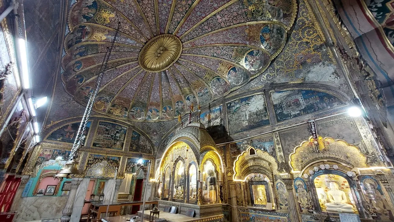 Interno sontuosamente decorato di un tempio indù in India.