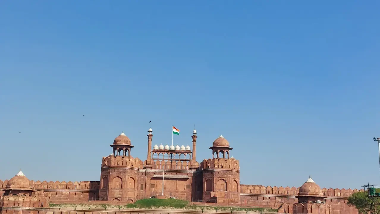 Vista panoramica del maestoso Forte Rosso di Delhi con mura in arenaria rossa.