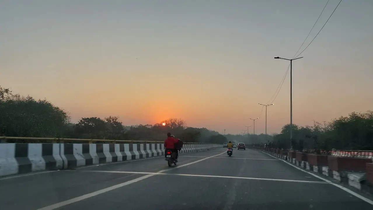 Un viaggio al tramonto su una strada aperta in India.