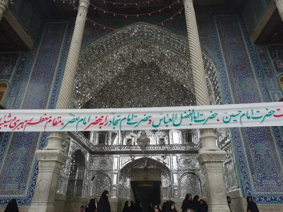 Interno sontuoso di un edificio religioso decorato con motivi intricati in Iran.