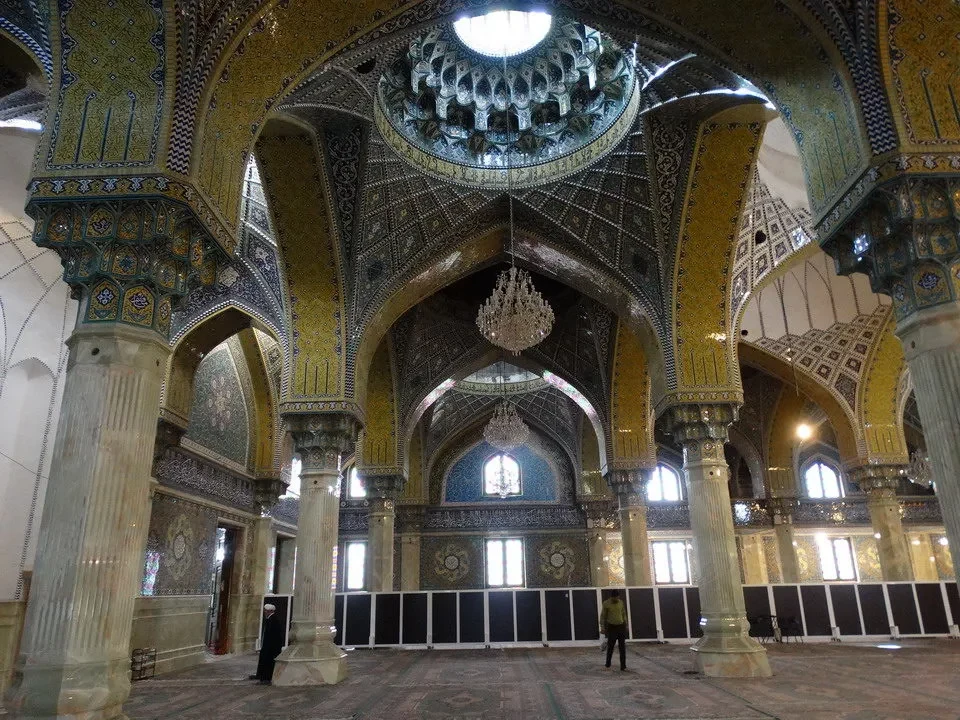 Interno della moschea Imam Al-Hasan a Qom, Iran.