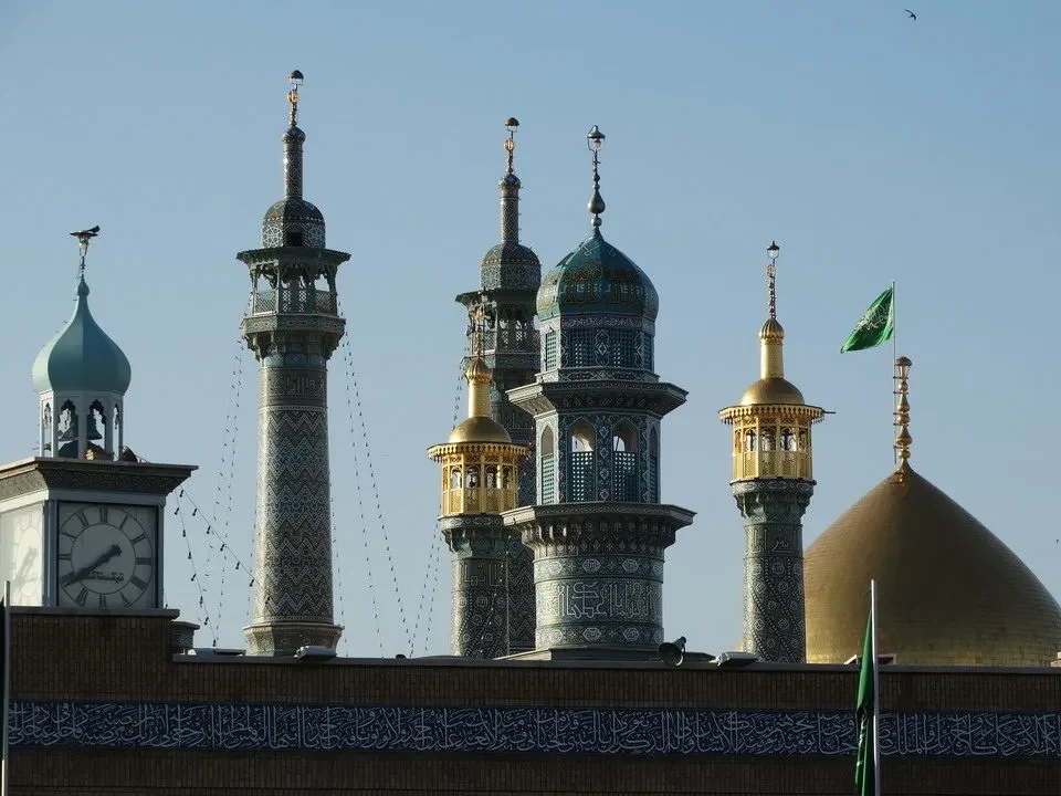 Una fila di minareti e cupole dorate caratterizza l'architettura religiosa iraniana.