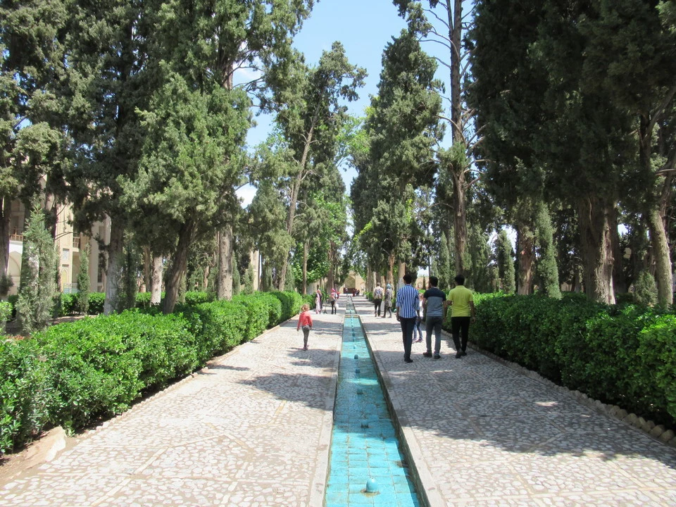 Giardino con passeggiata alberata e canale in Persia.