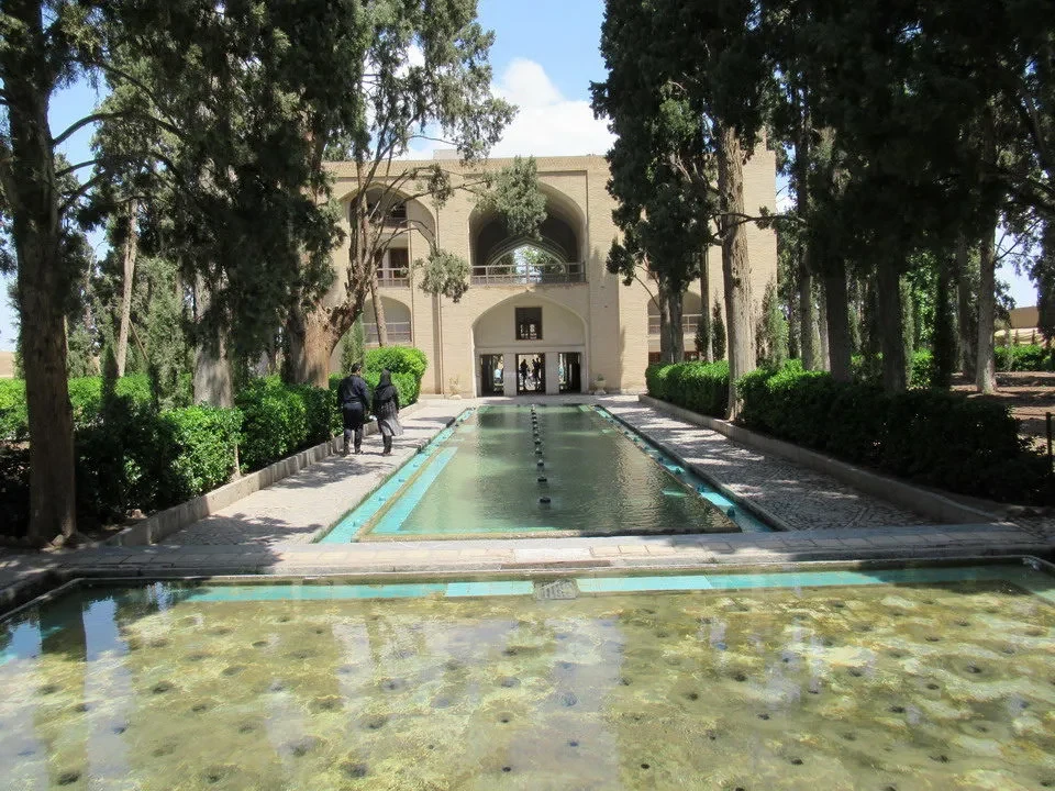 Giardino con fontane e architetture in stile persiano in Iran.