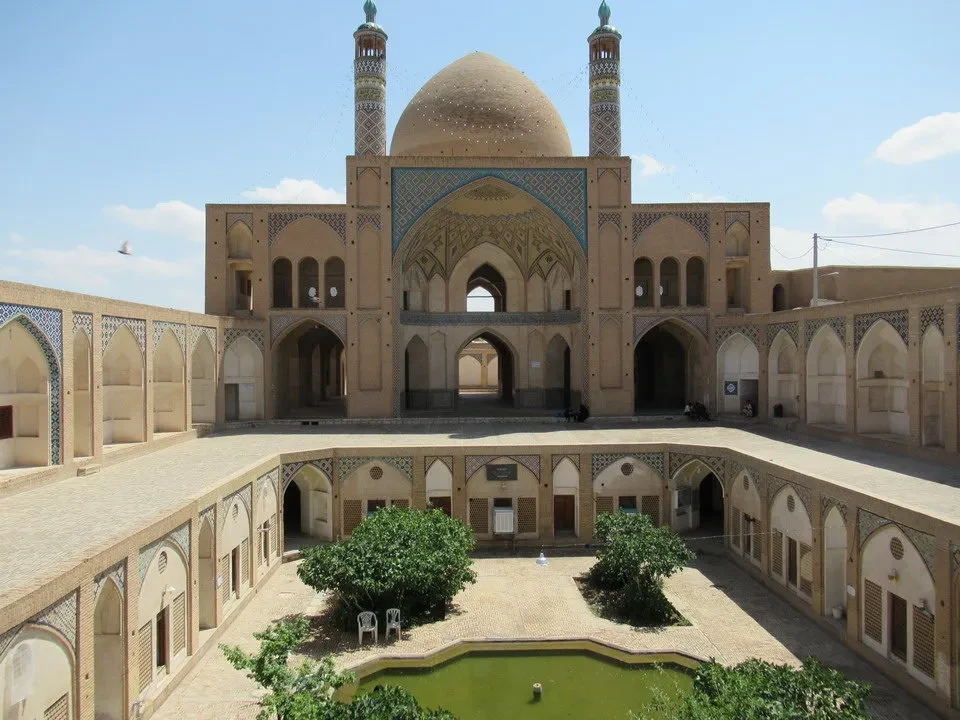 Vista esterna della moschea di Agha Bozorg a Kashan, Iran.