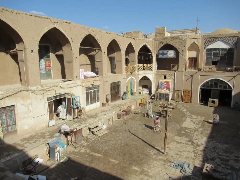 Cortile interno di un caravanserraglio in Iran con archi a volta.