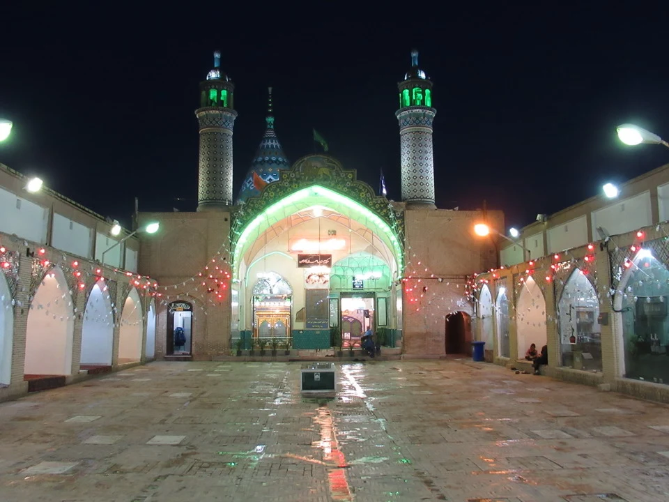 Vista notturna della moschea di Kashan in Iran con archi decorati.