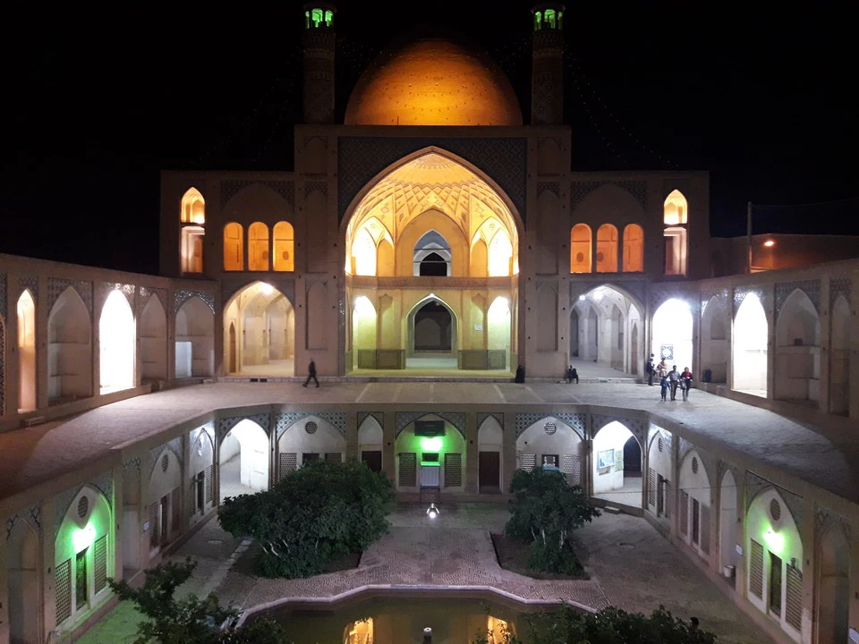 Vista notturna della moschea di Agha Bozorg a Kashan, Iran.