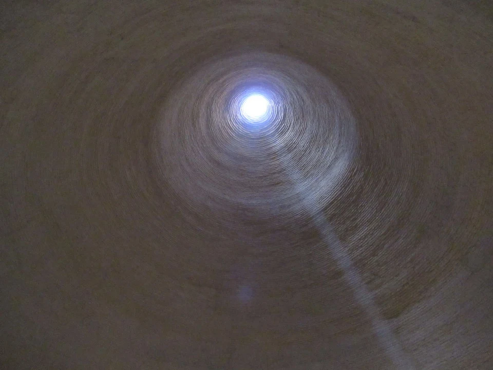 Interno di una casa di ghiaccio con un effetto tunnel luminoso.