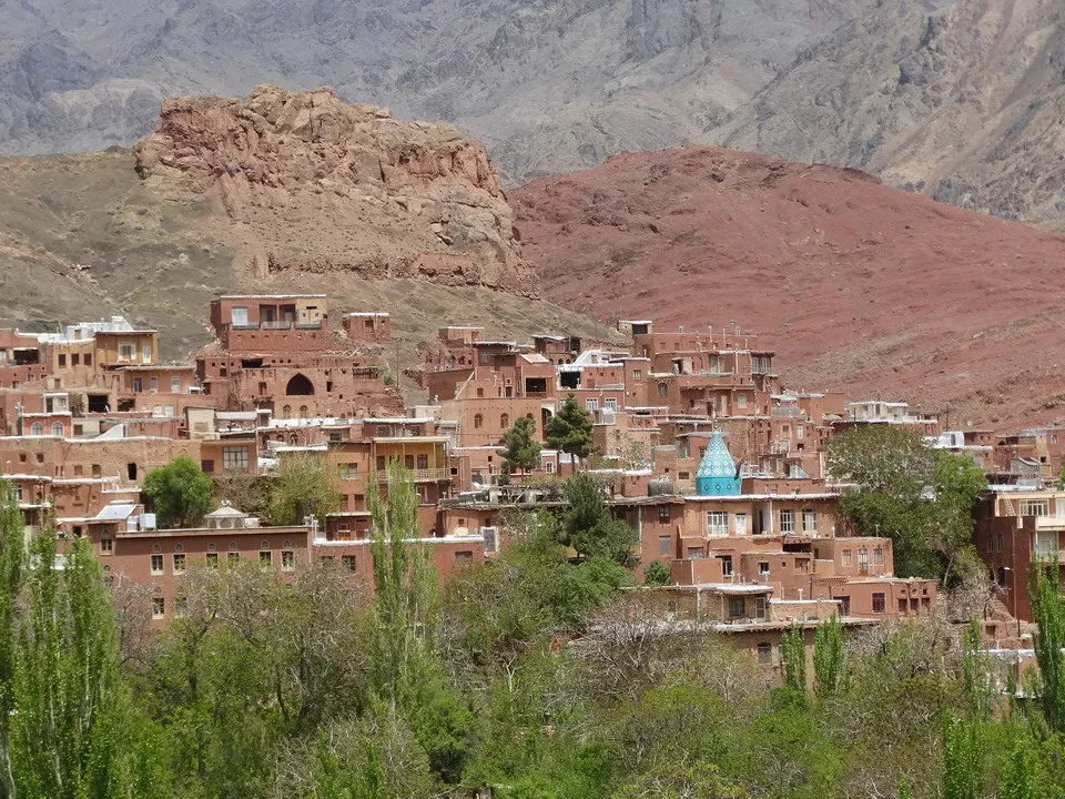Un insediamento tradizionale in pietra si estende attraverso le colline aride dell'Iran.