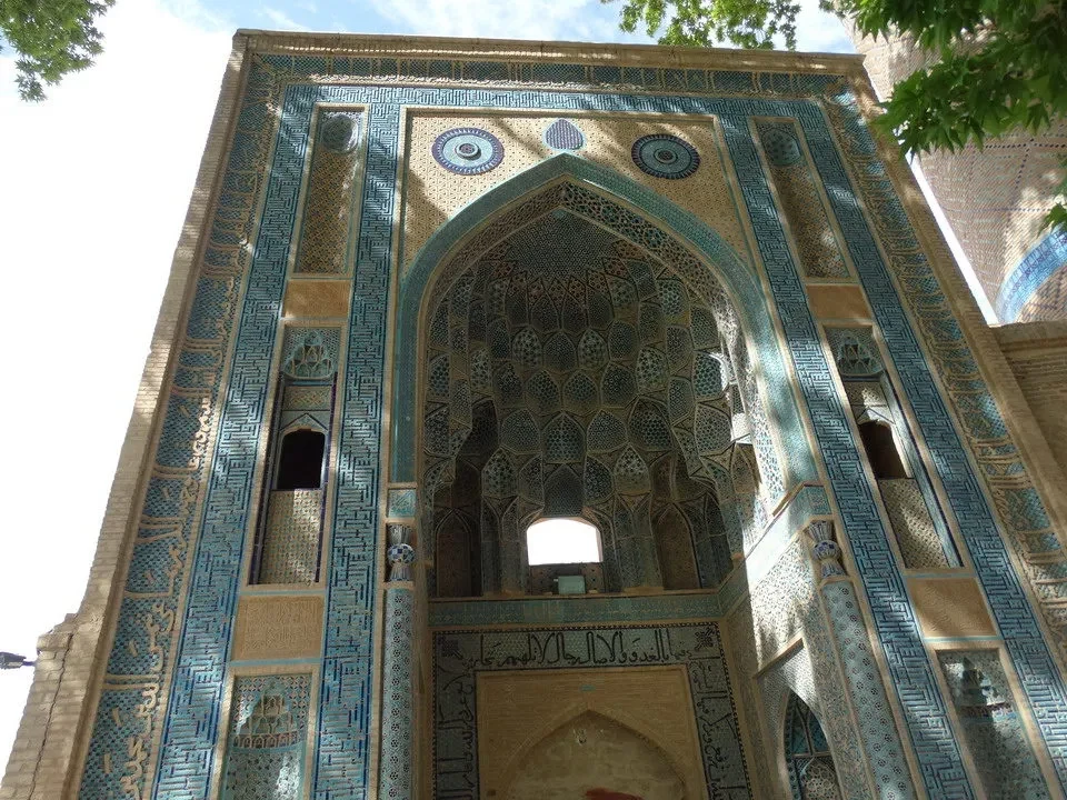 Dettaglio della facciata decorata di un edificio storico in Iran.