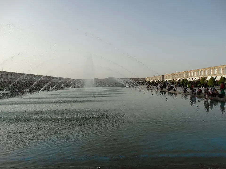 La piazza Imam è adornata da fontane in un grande cortile a Isfahan, Iran.
