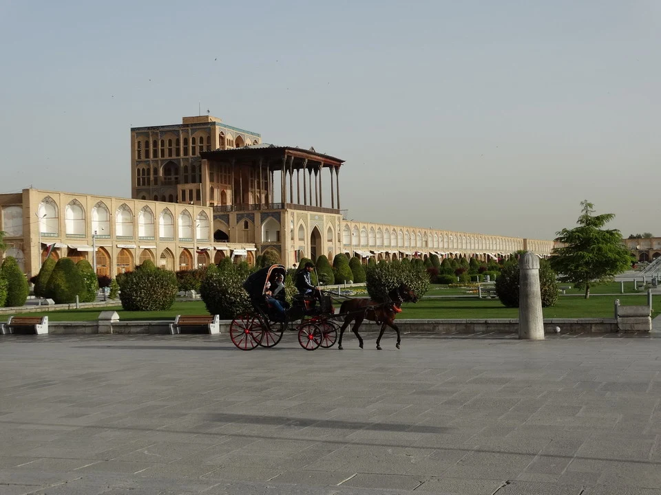 La piazza Imam è visibile con edifici storici e persone in Iran.