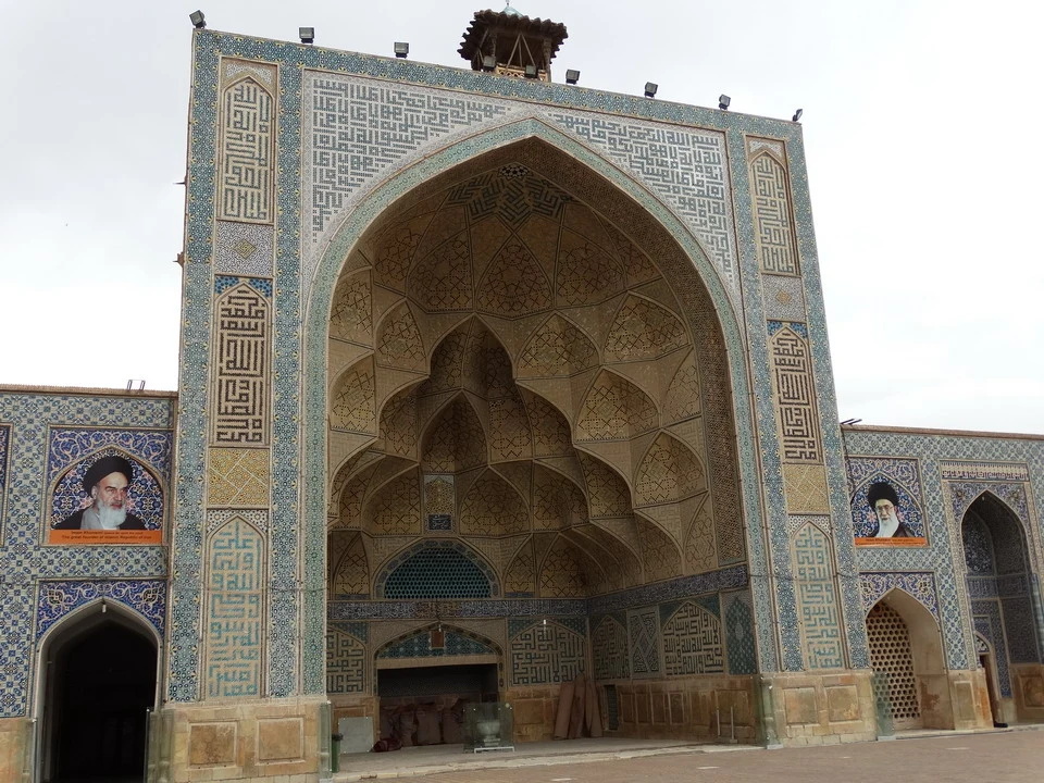 Portale elaborato con decorazioni islamiche in pietra e ceramica.