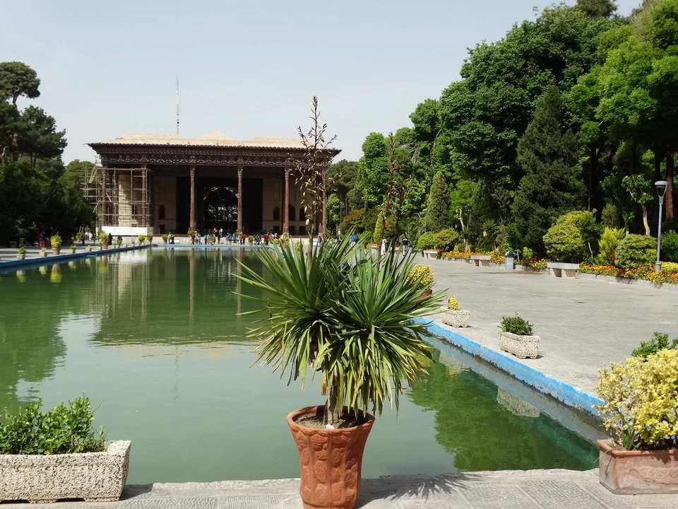 Giardino con fontana e architettura tradizionale in Iran.