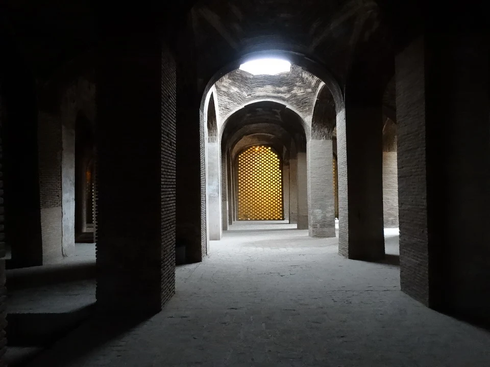 Corridoio ad archi in mattoni nella Moschea Jameh di Esfahan.