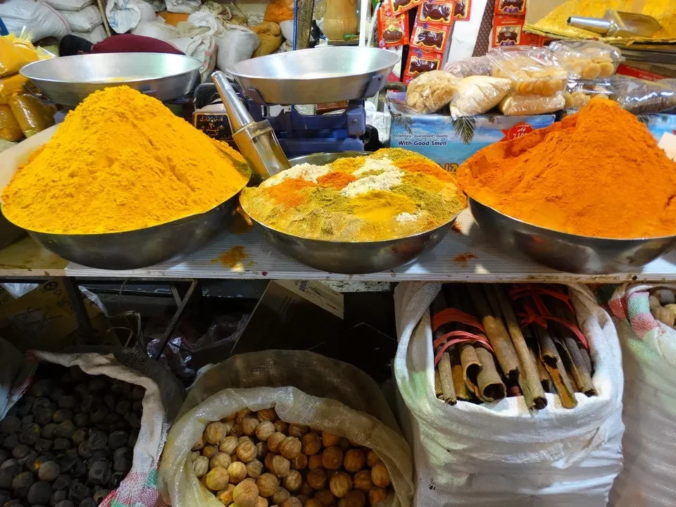 Esposizione di spezie e prodotti secchi in un mercato iraniano.