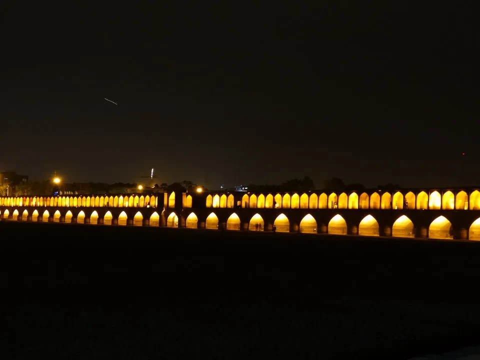 Una fila di archi illuminati si estende nella notte in Iran.