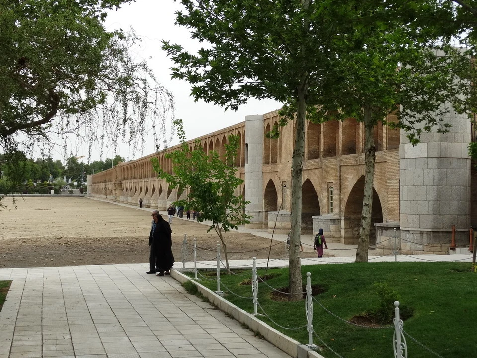 Una vista esterna di un edificio in mattoni con archi in Iran.