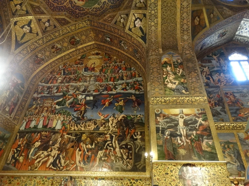 Vista interna della Cattedrale di Isfahan con affreschi riccamente decorati.