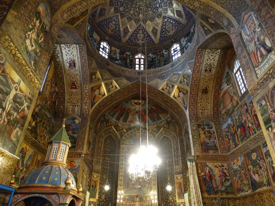 Interno della Cattedrale di Isfahan con decorazioni elaborate.