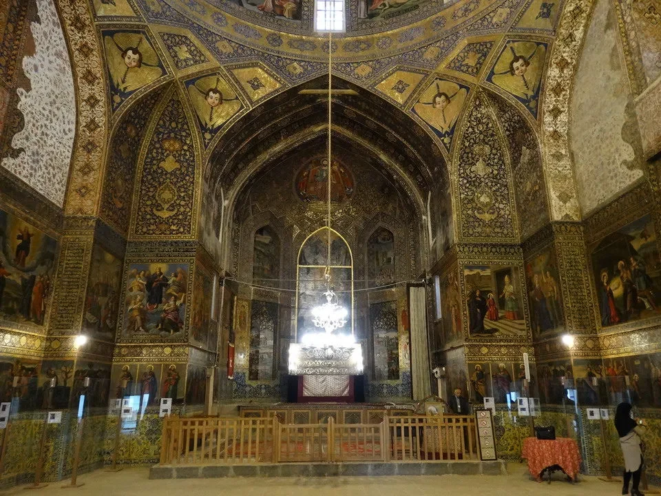 Interno di una chiesa storica in Iran con decorazioni elaborate.