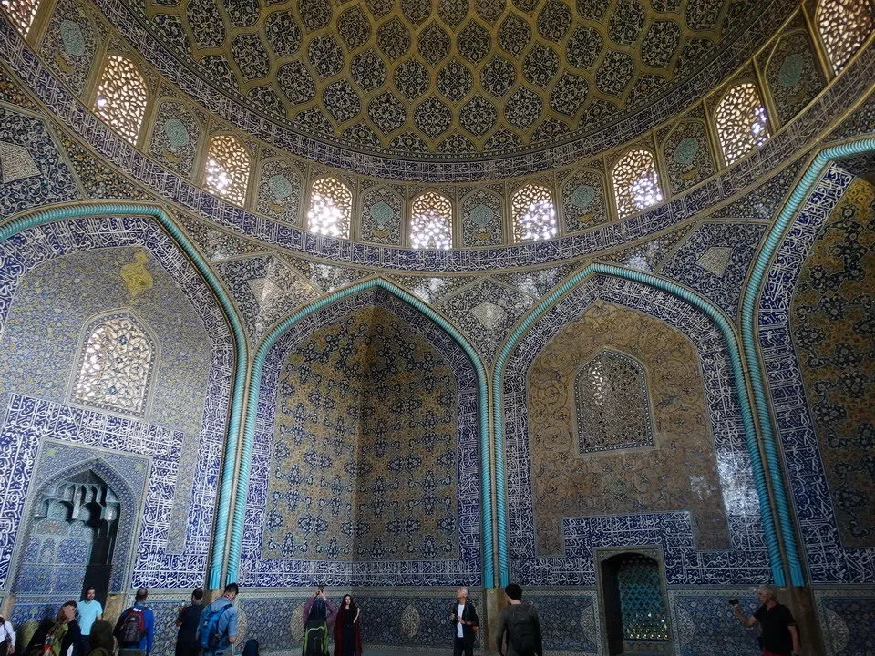 Interno decorato di un edificio storico in Iran con cupole elaborate.