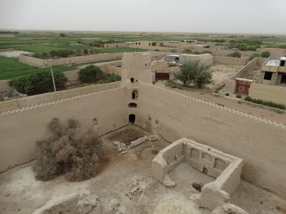 Una torre e una torre di colombe sono visibili su una fortificazione in Iran.