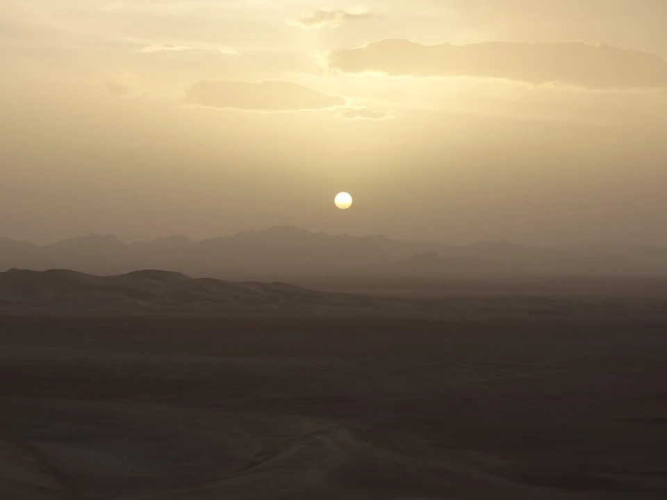 Tramonto sul deserto di dune dorate in Iran.