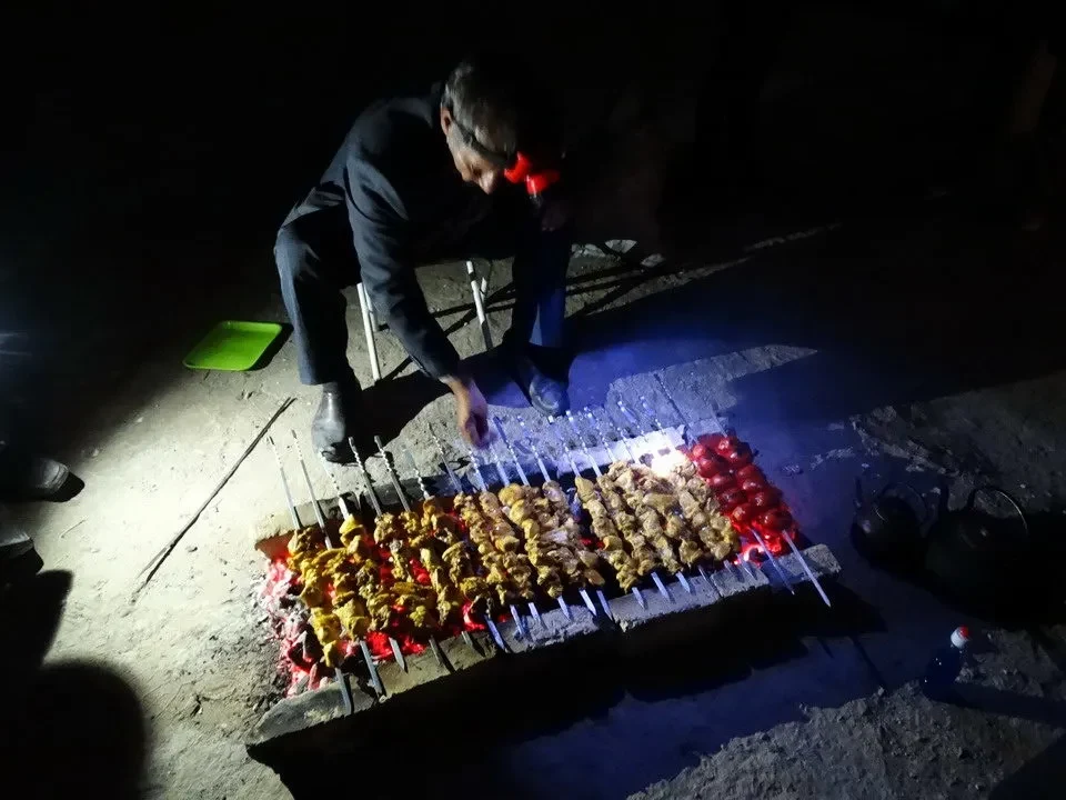 Aperitivo al fuoco in tenda iraniana.