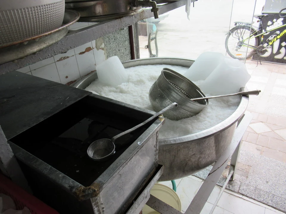 Processo di lavorazione del sale o di un materiale simile in una vasca metallica.