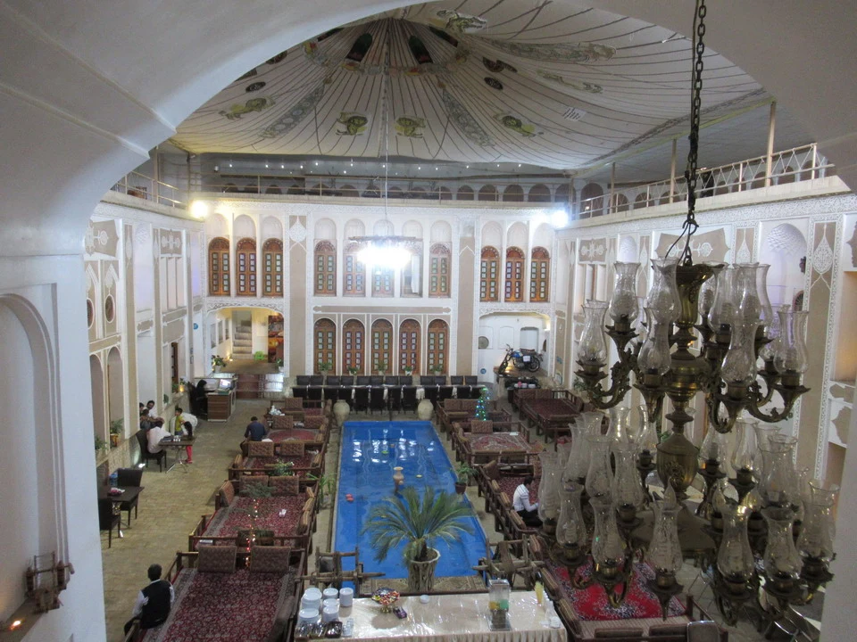 Interno sontuoso di un hotel in stile tradizionale iraniano con decorazioni elaborate.