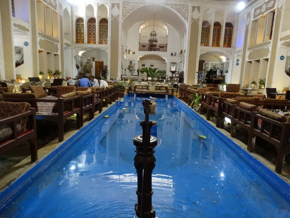 Interno lussuoso di un hotel in Iran con una piscina all'interno.