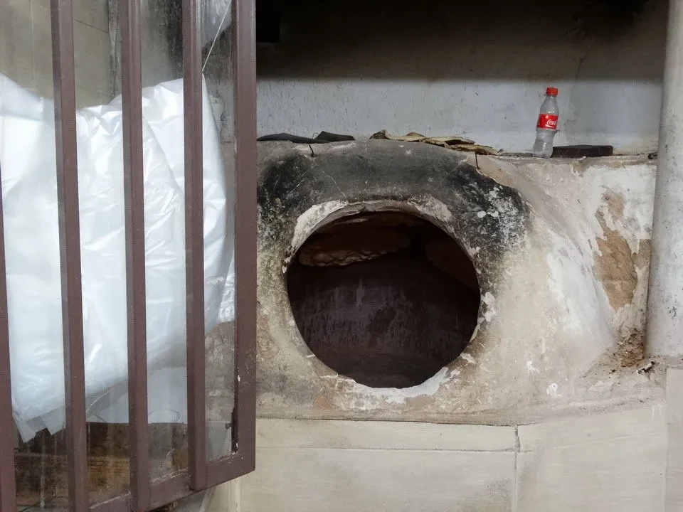 Vista retrospettiva del centro di Yazd in Iran, mostrando una vecchia bottega o forno.