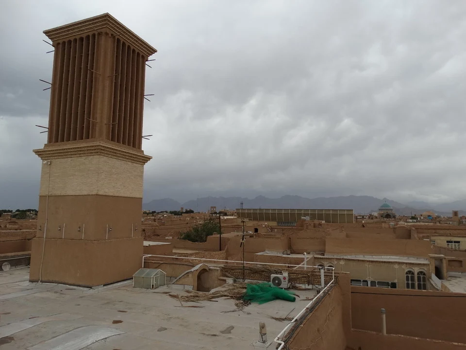 Una torre con colonne in mattoni domina il paesaggio urbano iraniano.
