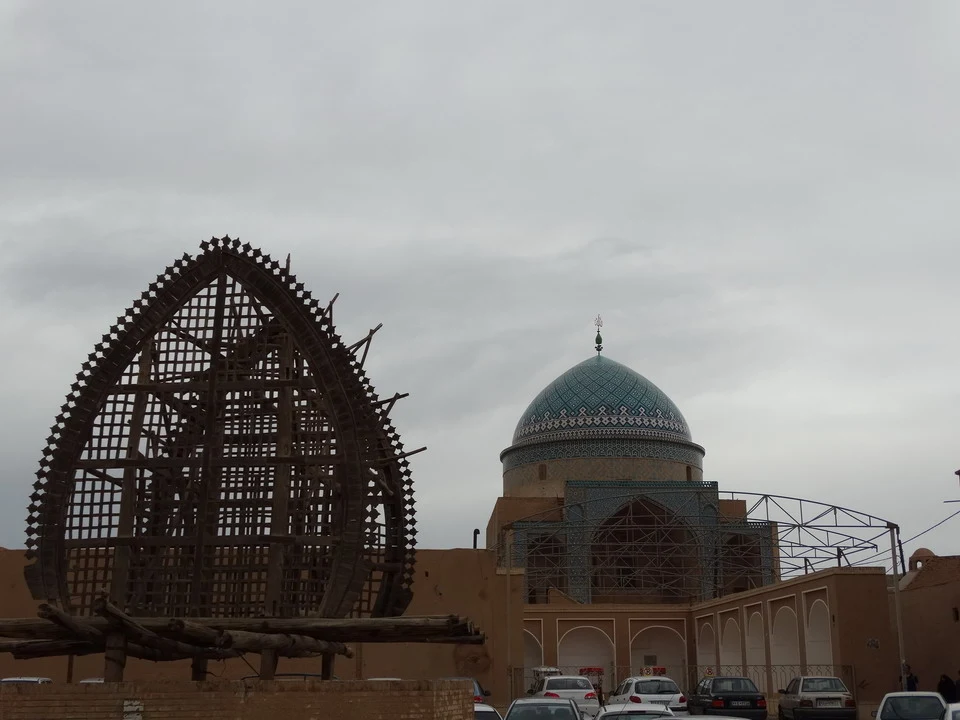 Moschea a Yazd in Iran con una grande struttura in legno in primo piano.