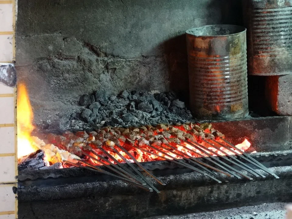 Grigliata di carne sulla brace in un forno tradizionale iraniano.