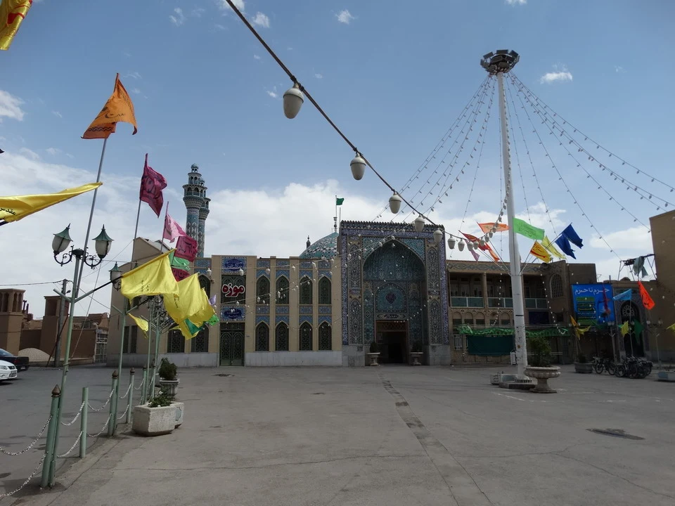 Vista di una piazza con edifici decorati in Iran.